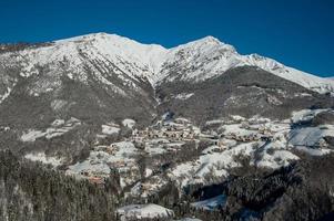 aldeia de montanha de zorzone foto