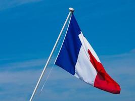 bandeira francesa da frança sobre o céu azul foto