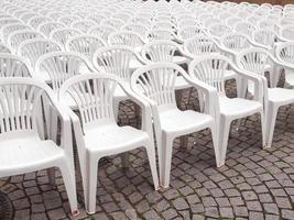 cadeiras de plástico brancas foto