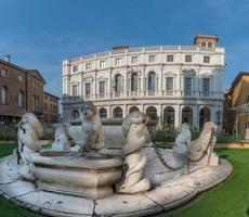 bergamo itália 17 de maio de 2013 fonte na praça velha com fundo da biblioteca angelo mai foto