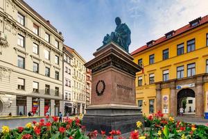 praga 2019-josef jungmann monumento em praga, república tcheca foto