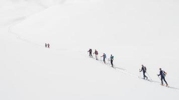 grupo de alpinistas de esqui durante uma excursão foto