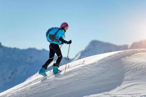 menina subida com peles de foca e alpinismo de esqui foto