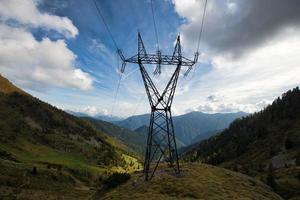 poste de alta tensão nas montanhas foto