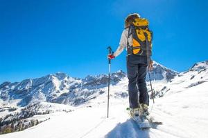 menina faz alpinismo de esqui, trilhas de esqui randonnee foto