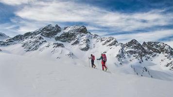 casal de amigos durante uma excursão de alpinismo de esqui foto