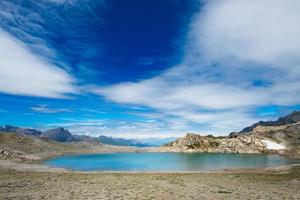 lago azul de altas montanhas foto
