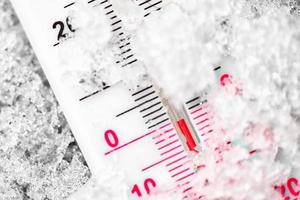 termômetro marca os zero graus no frio na neve foto