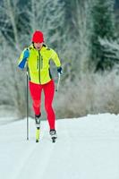 técnica clássica de esqui cross-country praticada por mulher foto