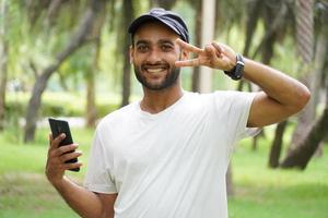 homem feliz com celular foto