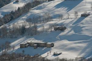 aldeia de montanha coberta de neve foto