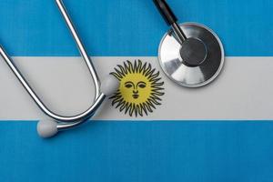 bandeira argentina e estetoscópio. o conceito de medicina. foto