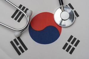 bandeira sul-coreana e estetoscópio. o conceito de medicina. foto