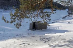 cabine de madeira para se vestir no discurso em um dia de inverno. foto