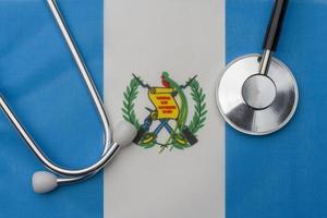 bandeira da guatemala e estetoscópio. o conceito de medicina. foto