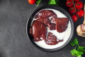 fígado de porco cru, miudezas carne refeição saudável comida lanche foto