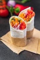 vegetariano shawarma doner kebab recheio de burrito vegetal foto