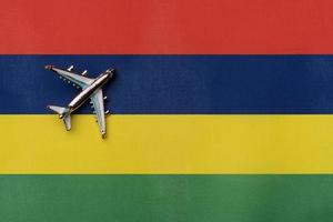 avião sobre a bandeira da Maurícia, o conceito de viagem. foto