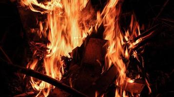 fogo ardente e fumaça com chamas queimando foto