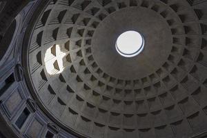 cúpula do panteão de roma com óculo perfeitamente centrado foto