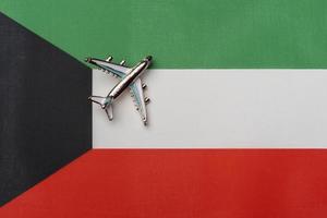 o avião sobre a bandeira do kuwait, o conceito de viagem. foto