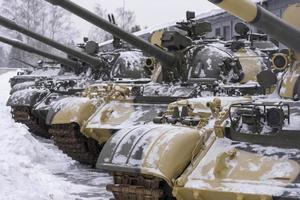 o close-up médio do tanque soviético t-55 no museu. foto