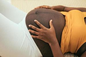 barriga de grávida de uma mulher negra foto