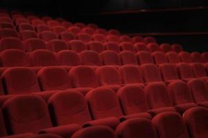 sala de cinema vazia com assentos vermelhos. cinema.