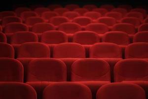 sala de cinema vazia com assentos vermelhos. cinema. foto