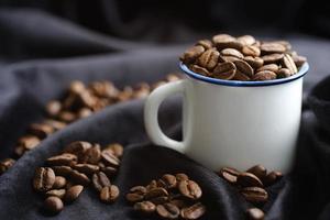 grãos de café em uma caneca