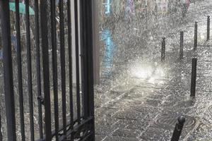chuva, borrões e grandes gotas de forte fluxo de água. foto