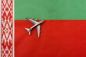 avião sobre a bandeira do conceito de viagens da bielorrússia. foto