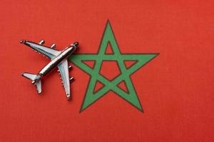 avião sobre a bandeira de marrocos, o conceito de viagem. foto