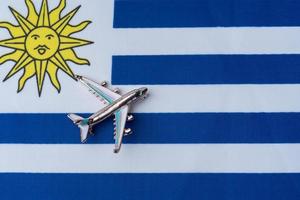 avião sobre a bandeira do conceito de viagens do uruguai. foto