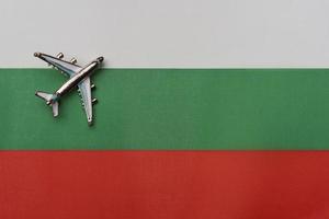 avião sobre a bandeira da bulgária, o conceito de viagem. foto