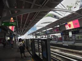 bangkok tailândia13 de maio de 2019bts asoke station.on bangkok tailândia13 de maio de 2019 foto