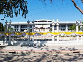 o prédio do parlamento da tailândia bangkok thailand31 de dezembro de 2018o prédio do parlamento tailandês tem uma estátua do rei prajadhipok em frente ao prédio. em bangkok tailândia31 de dezembro de 2018 foto