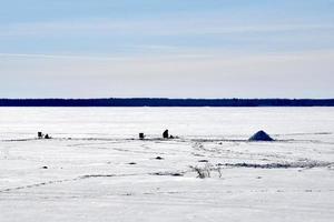 inverno em manitoba - pesca no gelo em um lago congelado foto