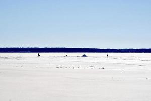 inverno em manitoba - pesca no gelo em um lago congelado foto