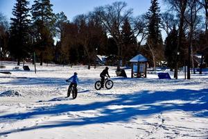 inverno em manitoba - duas bicicletas em um caminho de neve foto