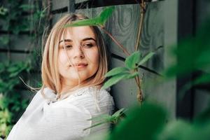 retrato de uma linda loira com beleza natural em um verde deixa árvores. copiar, espaço vazio para texto foto