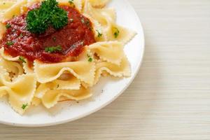 macarrão farfalle em molho de tomate com salsa foto