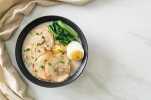 macarrão ramen em sopa de osso de porco com porco assado e ovo foto