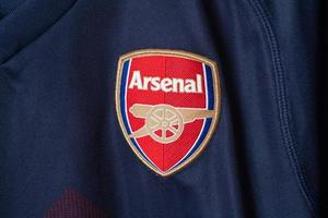 bangkok, tailândia - 18 de janeiro de 2022 - logotipo do arsenal na camisa retrô do arsenal temporada 2018-2019 foto