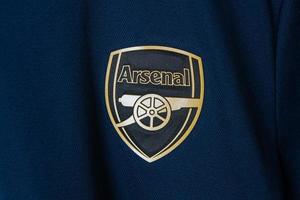 bangkok, tailândia - 18 de janeiro de 2022 - logotipo do arsenal na terceira camisa do arsenal temporada 2019-2020 foto