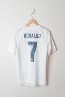 bangkok, tailândia - 18 de janeiro de 2022 - real madrid camisa home jersey temporada 2014-2015 com nome ronaldo foto