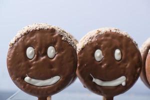 biscoito de rosto sorridente em forma de rosto de chocolate foto