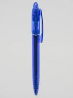 caneta azul sobre fundo cinza foto
