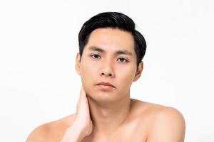 homem asiático bonito de pele saudável isolado no fundo branco para conceitos de beleza foto