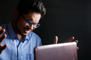 homem chateado chorando enquanto sentado na mesa de escritório foto